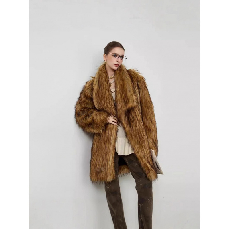 Палто от изкуствена козина с неотстранима яка, средна дължина (65–80 см), дълги ръкави