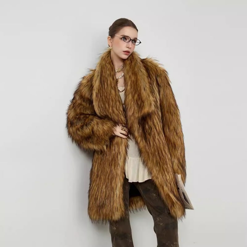 Палто от изкуствена козина с неотстранима яка, средна дължина (65–80 см), дълги ръкави