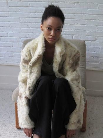 Дамско палто от изкуствен пух - уличен стил, Stand-up яка, дълги ръкави, къс модел, зима 2025