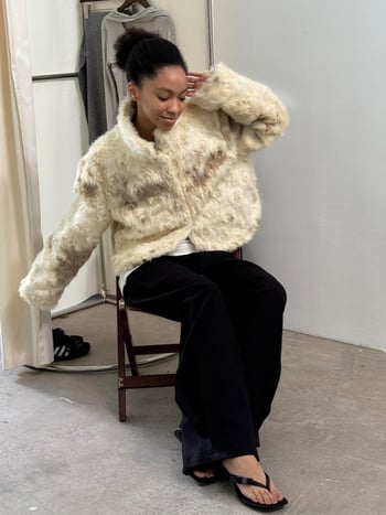 Дамско палто от изкуствен пух - уличен стил, Stand-up яка, дълги ръкави, къс модел, зима 2025