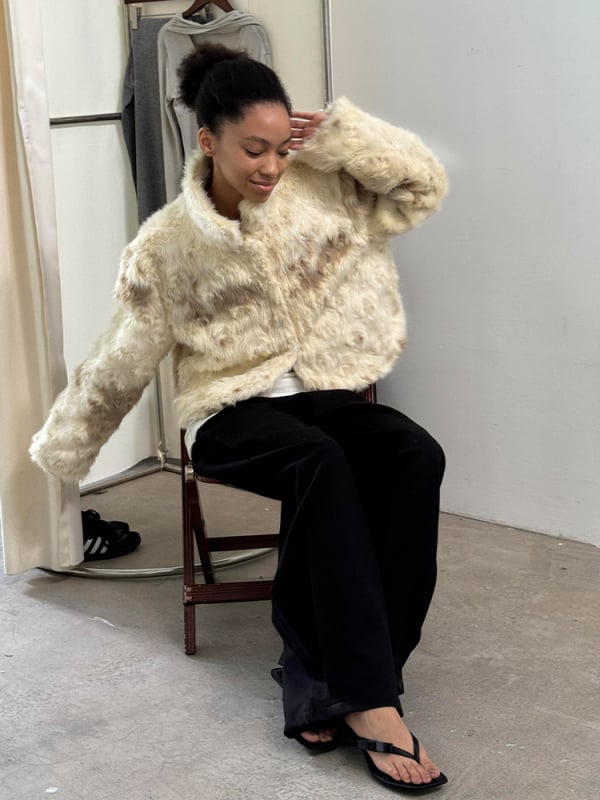 Дамско палто от изкуствен пух - уличен стил, Stand-up яка, дълги ръкави, къс модел, зима 2025