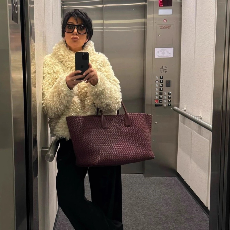 Късо палто от изкуствена козина с къдрава текстура, дълги ръкави, кръгло деколте, полиестерна материя (Дълги ръкави; Кръгло деколте; Полиестер; Къдрава текстура)