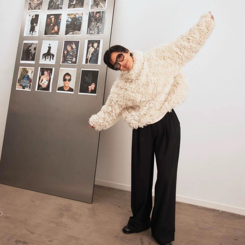 Късо палто от изкуствена козина с къдрава текстура, дълги ръкави, кръгло деколте, полиестерна материя (Дълги ръкави; Кръгло деколте; Полиестер; Къдрава текстура)