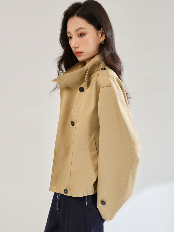 Ветрово яке — полиестер, двойно ред копчета, стойков яка, свободна кройка, нормална дължина