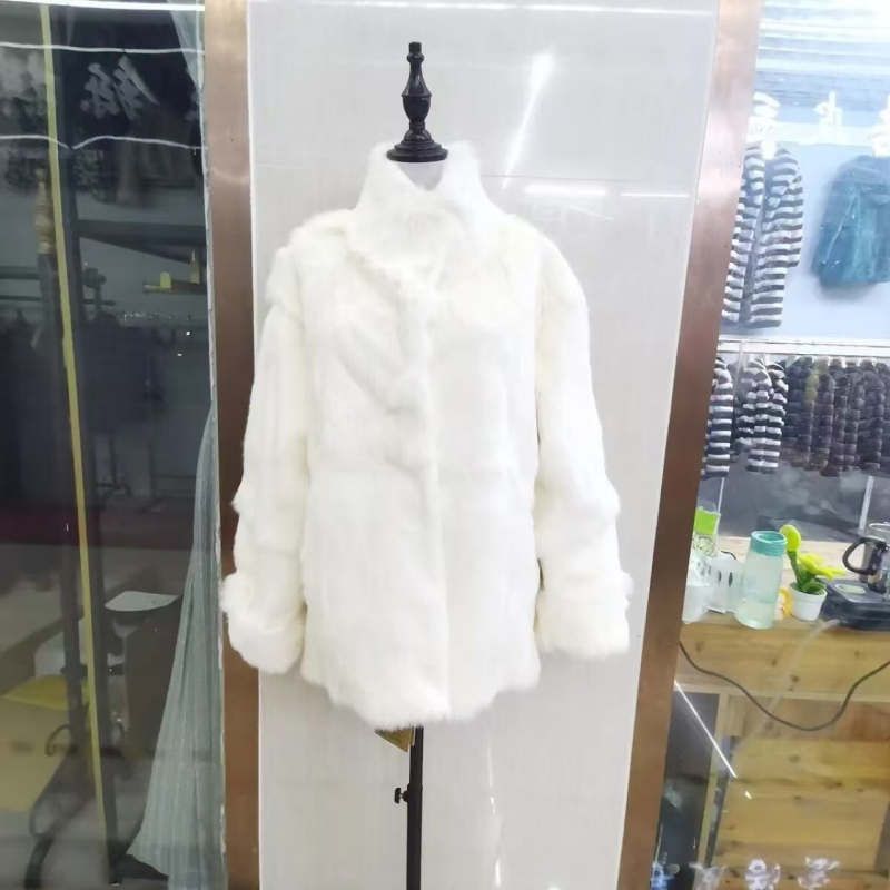 Palto od zečjeg krzna s kožnim rukavima, Raglan rukavima, četvrtasti ovratnik s krznom, gradski stil