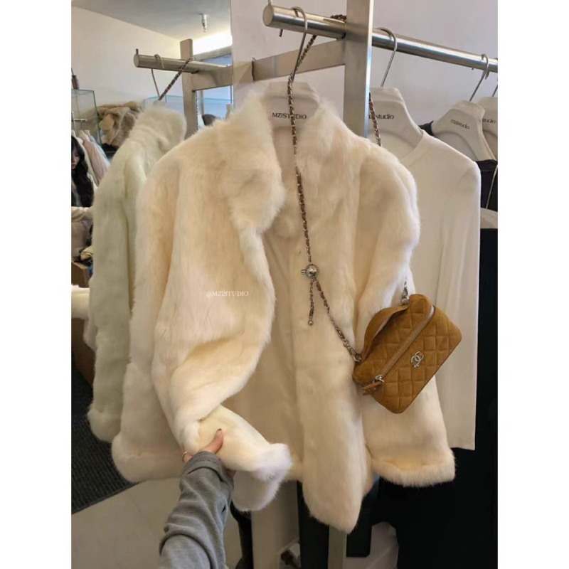 Palto od zečjeg krzna s kožnim rukavima, Raglan rukavima, četvrtasti ovratnik s krznom, gradski stil