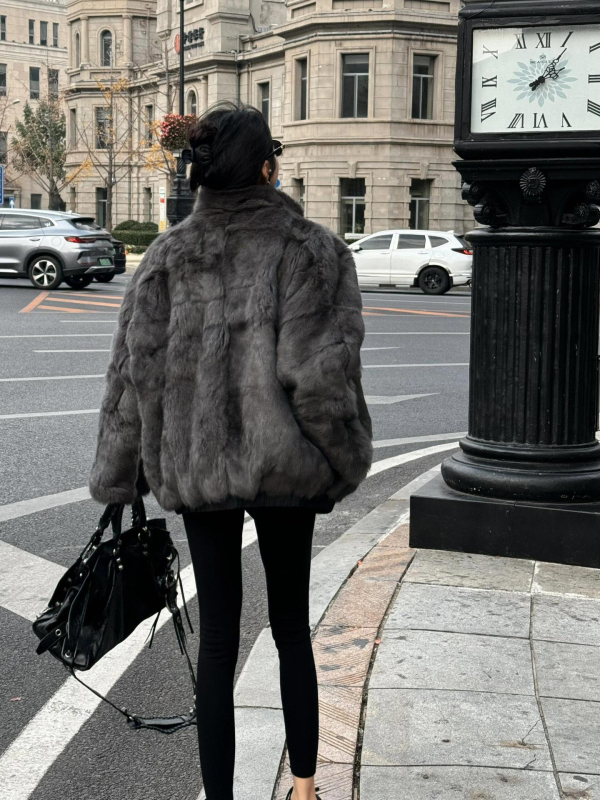 Dvostruka parkas od krzna kunića s polo ovratnikom, srednje duljine, dugi rukavi