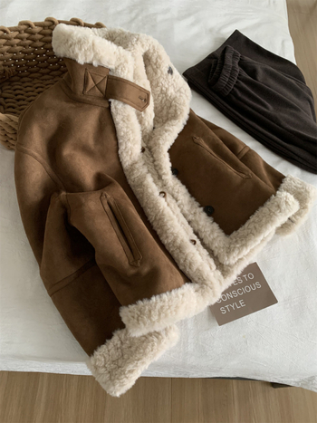 Яке с яка стойка от изкуствена агнешка вълна, свободен силует, дебели колажни детайли, дълъг ръкав