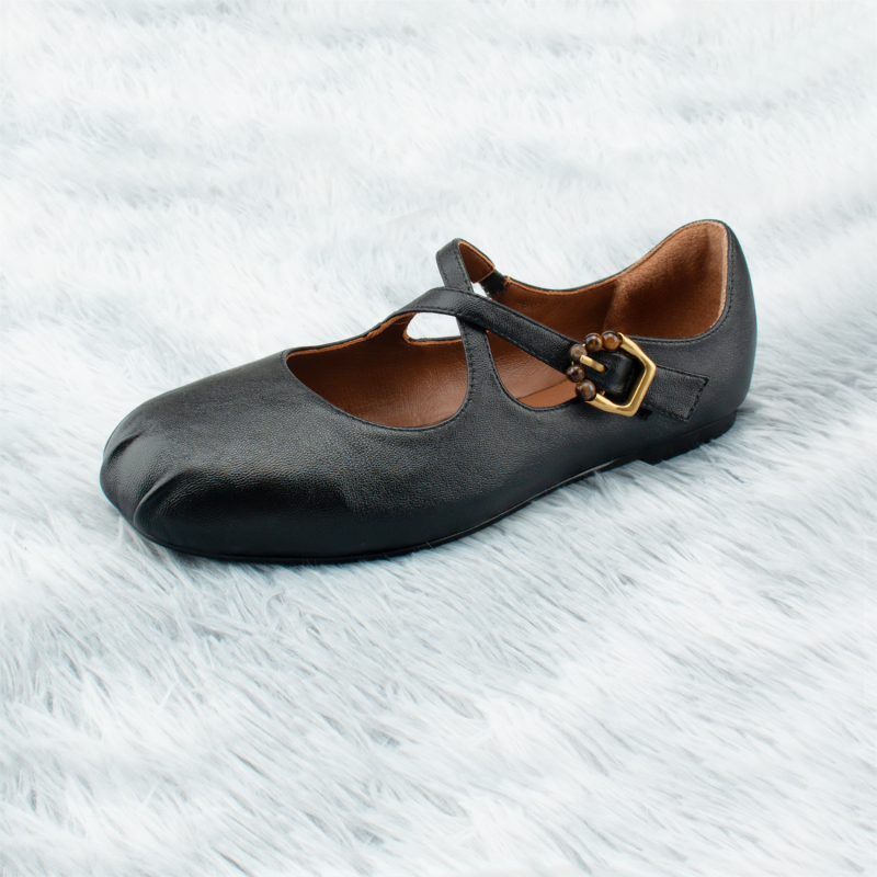 Мери Джейн обувки с кръстосана презрамка и закопчалка, овча кожа отвън и отвътре, гумена подметка, кръгъл нос