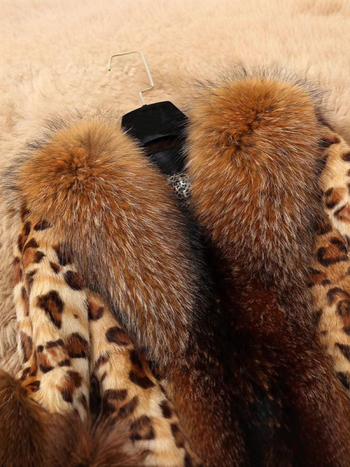 Ženski kaput s leopard printom od umjetne krzne, srednje duljine, ovratnik od umjetne krzne i V-izrez