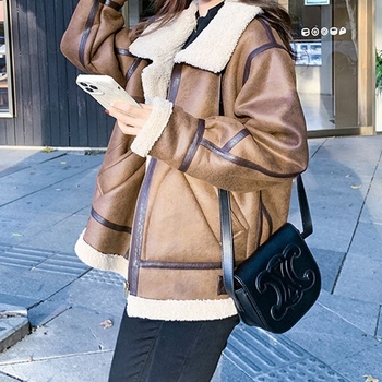 Палто от полиестер, подплатено с флис, поло яка и цип