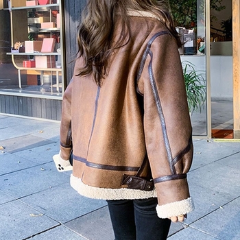 Палто от полиестер, подплатено с флис, поло яка и цип