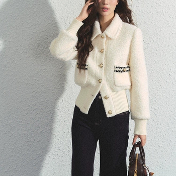 Дамско палто от смесена вълна с изкуствена козина на яка, средна дебелина; композиция: памук 70–80% и вълна под 30%, нейлонова тъкан