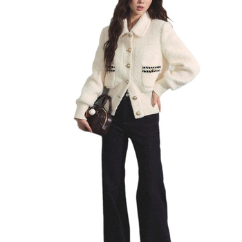 Дамско палто от смесена вълна с изкуствена козина на яка, средна дебелина; композиция: памук 70–80% и вълна под 30%, нейлонова тъкан