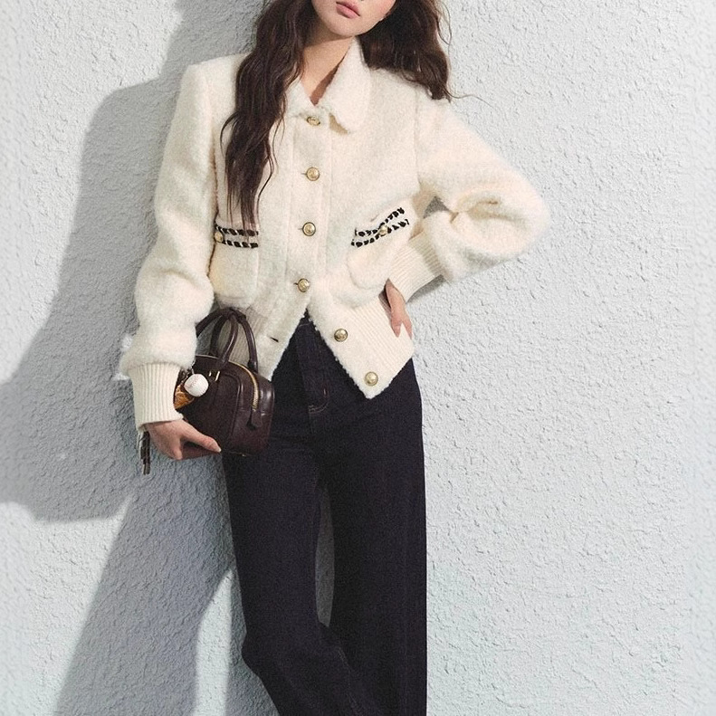 Дамско палто от смесена вълна с изкуствена козина на яка, средна дебелина; композиция: памук 70–80% и вълна под 30%, нейлонова тъкан