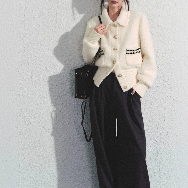 Дамско палто от смесена вълна с изкуствена козина на яка, средна дебелина; композиция: памук 70–80% и вълна под 30%, нейлонова тъкан