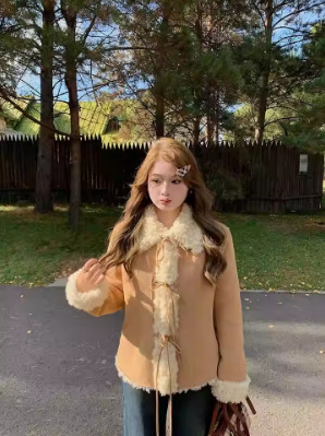 Женско палто от имитационна вълна, с яка от имитационна козина, голям лацкан, вертикално разположени козинени панели, палто с средна дължина