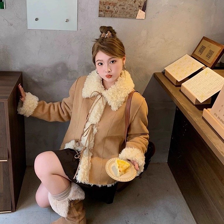 Женско палто от имитационна вълна, с яка от имитационна козина, голям лацкан, вертикално разположени козинени панели, палто с средна дължина