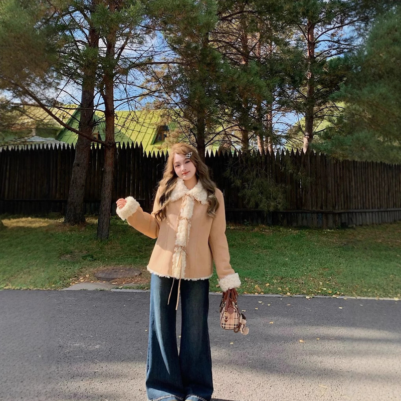 Женско палто от имитационна вълна, с яка от имитационна козина, голям лацкан, вертикално разположени козинени панели, палто с средна дължина