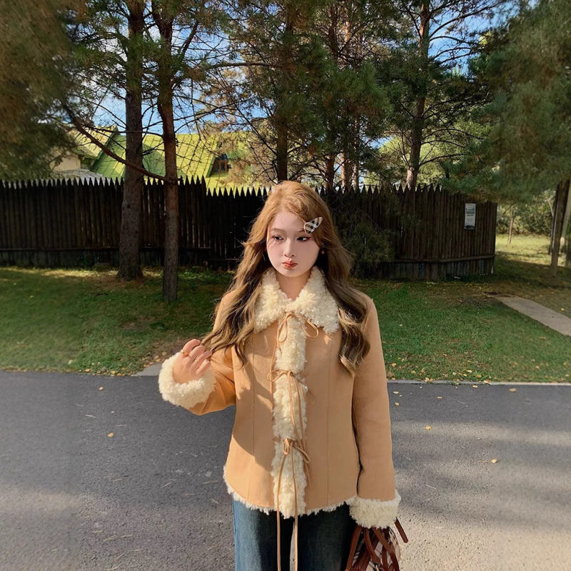 Женско палто от имитационна вълна, с яка от имитационна козина, голям лацкан, вертикално разположени козинени панели, палто с средна дължина