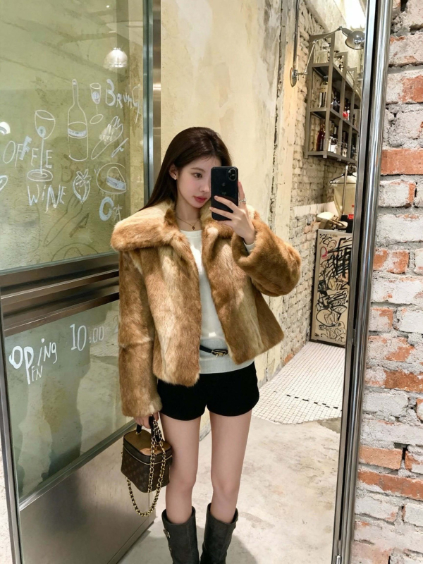 Палто от козина на заек, дълги ръкави, квадратна яка, корейско-японски casual стил, зимно облекло 2025, материя: 70–80% козина на заек + 30–50% вълна.