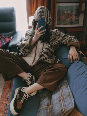 Женско палто от изкуствена агнешка вълна с качулка, средна дължина 65–80 см, дълги ръкави, ретро стил