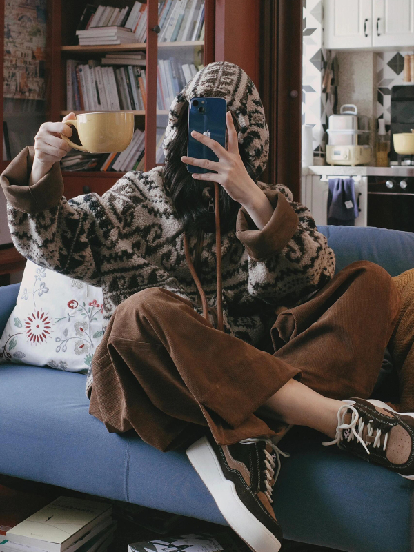 Женско палто от изкуствена агнешка вълна с качулка, средна дължина 65–80 см, дълги ръкави, ретро стил