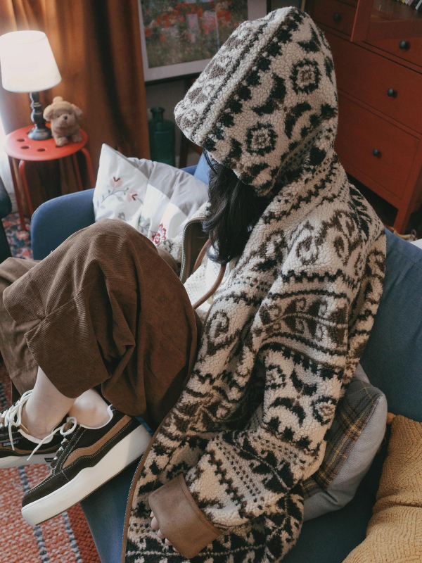 Женско палто от изкуствена агнешка вълна с качулка, средна дължина 65–80 см, дълги ръкави, ретро стил