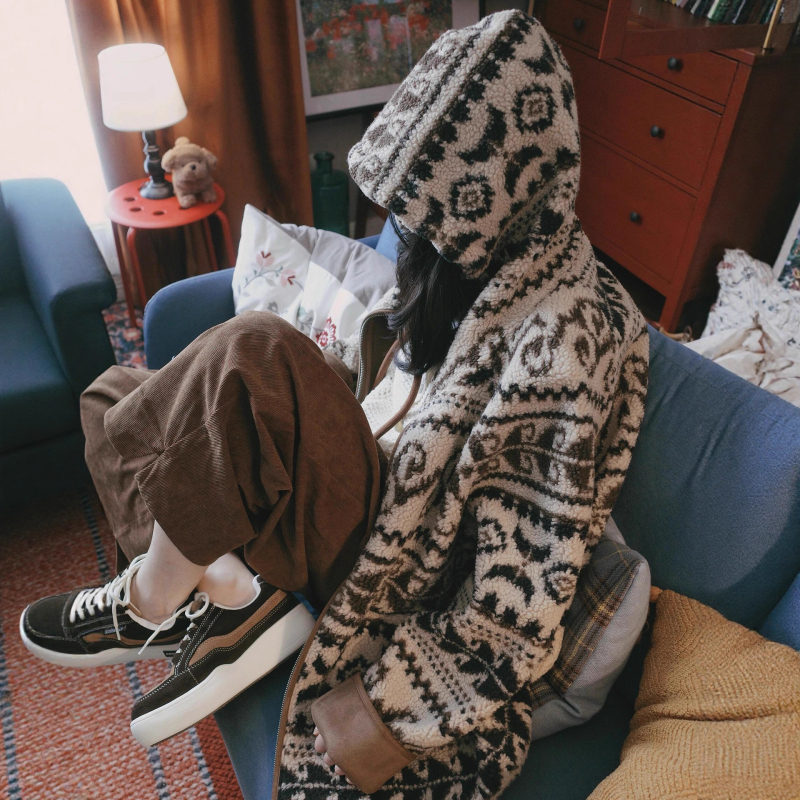 Женско палто от изкуствена агнешка вълна с качулка, средна дължина 65–80 см, дълги ръкави, ретро стил