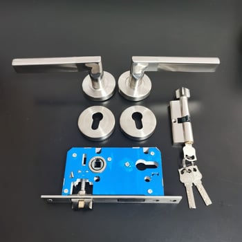 Beltéri ajtó kilincs záró mechanizmussal – rozsdamentes acél; modell HW Split Lock-Straight Handle; beltéri faajtókhoz; modern egyszerű stílus