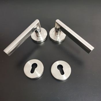 Beltéri ajtó kilincs záró mechanizmussal – rozsdamentes acél; modell HW Split Lock-Straight Handle; beltéri faajtókhoz; modern egyszerű stílus