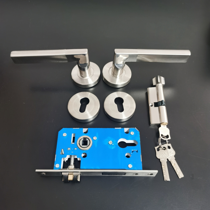 Beltéri ajtó kilincs záró mechanizmussal – rozsdamentes acél; modell HW Split Lock-Straight Handle; beltéri faajtókhoz; modern egyszerű stílus