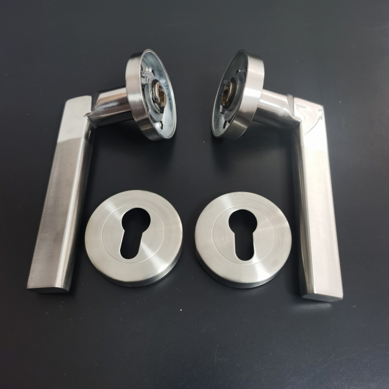 Beltéri ajtó kilincs záró mechanizmussal – rozsdamentes acél; modell HW Split Lock-Straight Handle; beltéri faajtókhoz; modern egyszerű stílus