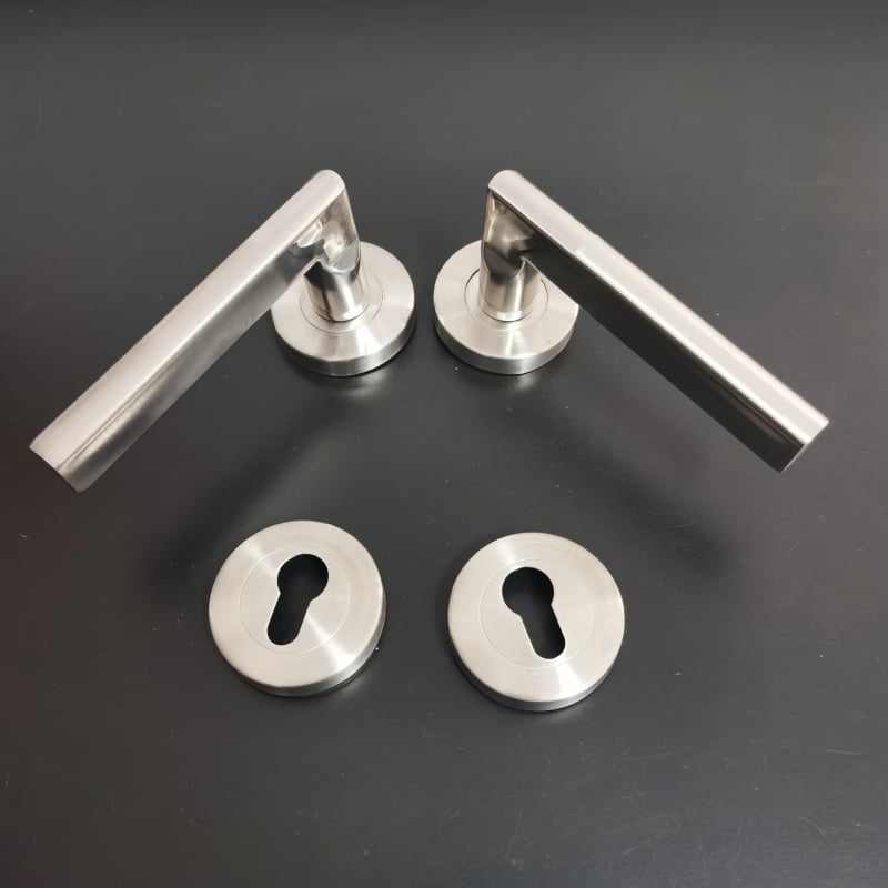 Beltéri ajtó kilincs záró mechanizmussal – rozsdamentes acél; modell HW Split Lock-Straight Handle; beltéri faajtókhoz; modern egyszerű stílus