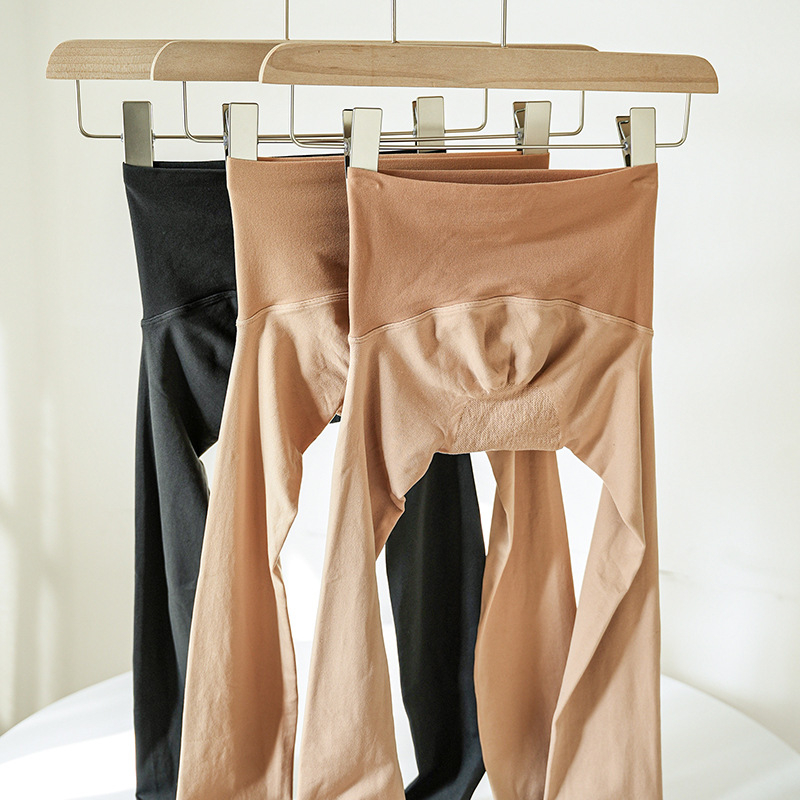 Найлонови колготки с безшевен чатал за повдигане на дупето и стягане на краката, средна дебелина