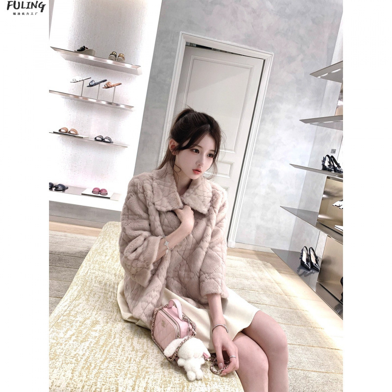 Корея стил сладък и свободен – късо дамско палто от изкуствена пухкава козина за жени, есенно-зимна елегантност. Материя: акрил; яка от изкуствен пух; хоризонтално пришивани панели; халтер-яка; ръкав флътер