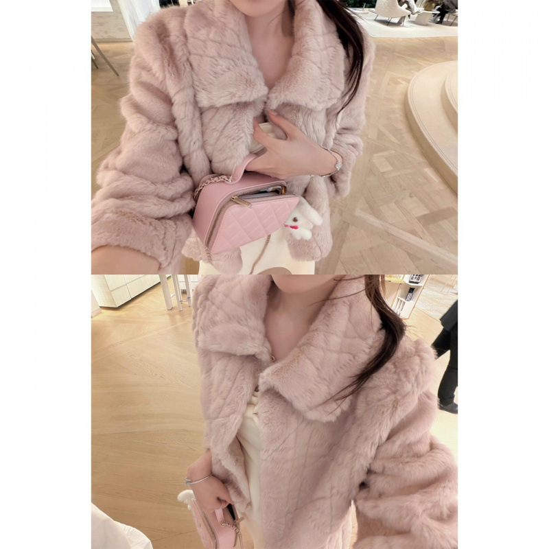 Корея стил сладък и свободен – късо дамско палто от изкуствена пухкава козина за жени, есенно-зимна елегантност. Материя: акрил; яка от изкуствен пух; хоризонтално пришивани панели; халтер-яка; ръкав флътер