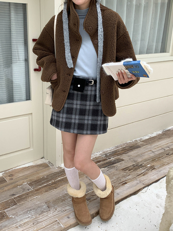 Ženski kaput od poliestera, jednobojni uzorak, srednja debljina, rever ovratnik, dugi rukavi, normalna duljina