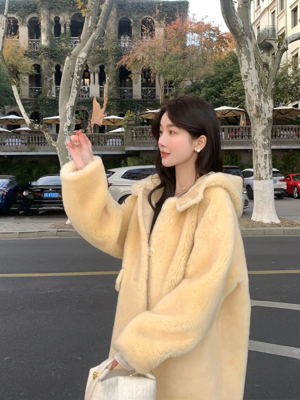 Ženski kaput od shearling s kapuljom, srednja duljina, raglan rukavi, 95% vuna, zima 2025