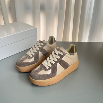 Női bőr sneakers alacsony felsőrésszel, magasságot növelő talppal, csúszásmentes és kényelmes mindennapi viselet – gumírozott talp.