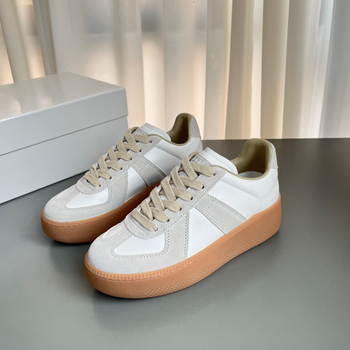 Női bőr sneakers alacsony felsőrésszel, magasságot növelő talppal, csúszásmentes és kényelmes mindennapi viselet – gumírozott talp.