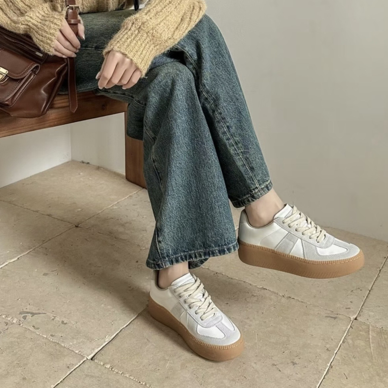 Női bőr sneakers alacsony felsőrésszel, magasságot növelő talppal, csúszásmentes és kényelmes mindennapi viselet – gumírozott talp.