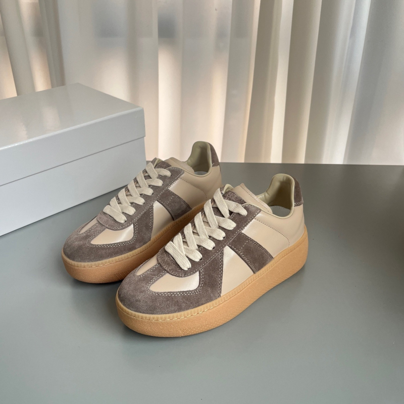 Női bőr sneakers alacsony felsőrésszel, magasságot növelő talppal, csúszásmentes és kényelmes mindennapi viselet – gumírozott talp.