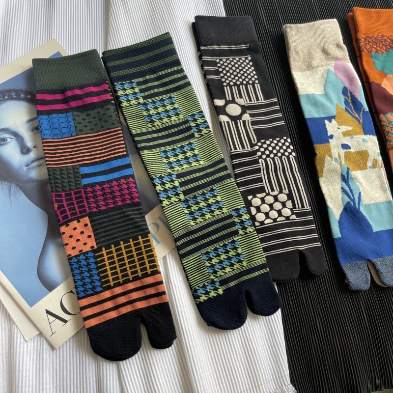 Two-Toe Mid-Calf Socks with AB Geometric Houndstooth Vintage Design, Combed Cotton, 50-70% Cotton Content, Sweat-Absorbent, 200N Knit