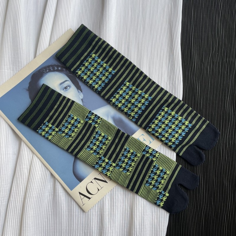 Two-Toe Mid-Calf Socks with AB Geometric Houndstooth Vintage Design, Combed Cotton, 50-70% Cotton Content, Sweat-Absorbent, 200N Knit