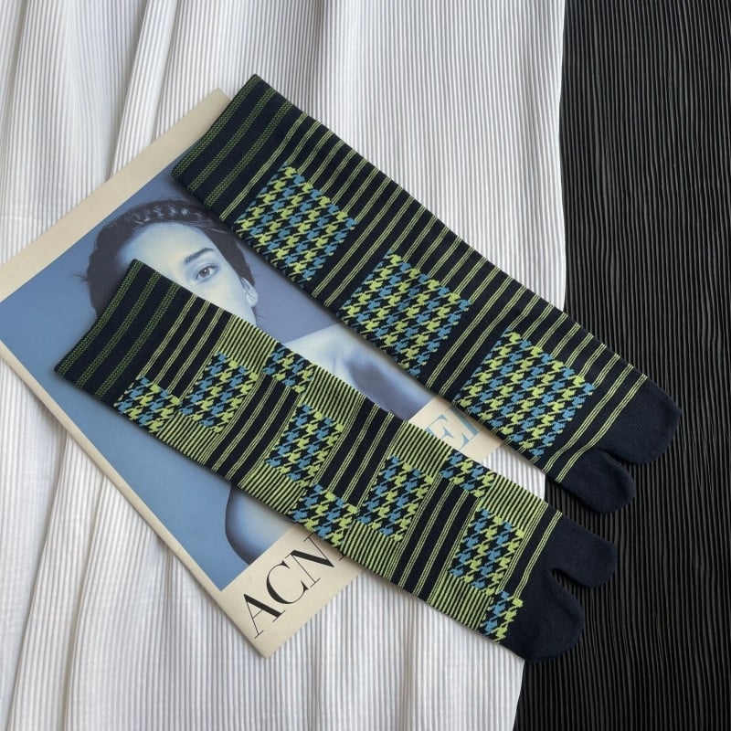 Two-Toe Mid-Calf Socks with AB Geometric Houndstooth Vintage Design, Combed Cotton, 50-70% Cotton Content, Sweat-Absorbent, 200N Knit