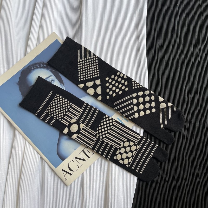 Two-Toe Mid-Calf Socks with AB Geometric Houndstooth Vintage Design, Combed Cotton, 50-70% Cotton Content, Sweat-Absorbent, 200N Knit