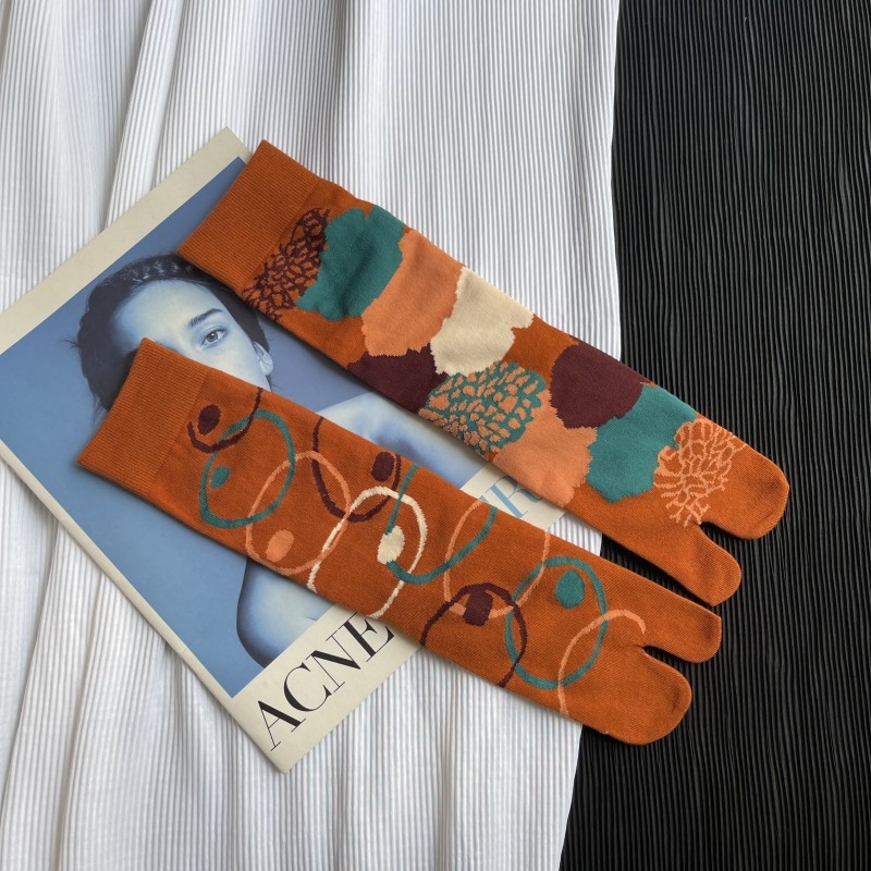 Two-Toe Mid-Calf Socks with AB Geometric Houndstooth Vintage Design, Combed Cotton, 50-70% Cotton Content, Sweat-Absorbent, 200N Knit