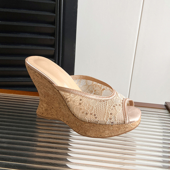 Női 10 cm-es klín sarkú szandál hálós felsővel, halszáj alakú orral, felsőrész bőr és csipke, talp marhaín szálból, belső bőr, nyár 2025