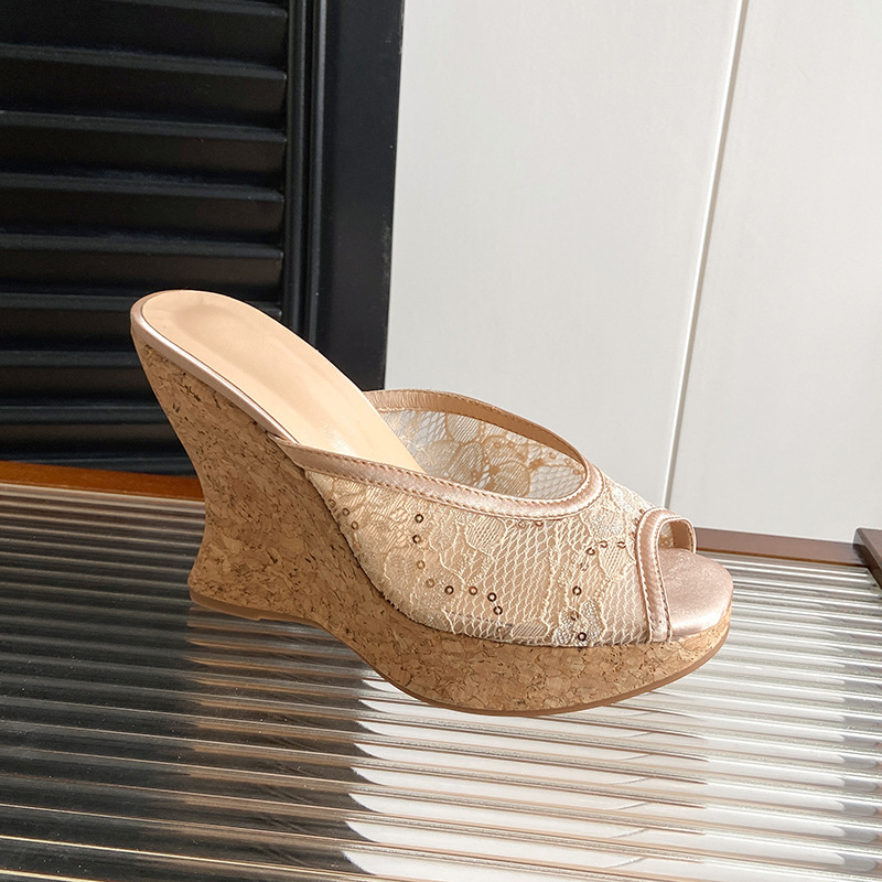 Női 10 cm-es klín sarkú szandál hálós felsővel, halszáj alakú orral, felsőrész bőr és csipke, talp marhaín szálból, belső bőr, nyár 2025